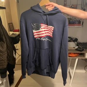 Ralph lauren hoodie - Skick: 8/10 inga defekter men använd  Ny pris: 2200kr Säljer för 400kr