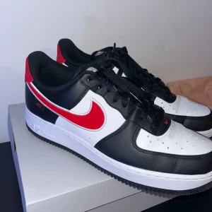 Nike skor - Tjena säljer mina Nike airforce 1. Säljer dem pga att jag inte använder dem. Skorna är i nyskick som ni ser använda tre gånger. Skorna är i storlek 44. Nypris kostar dem 1500 mitt pris 1150. Skriv endast om ni ska köpa. Mvh