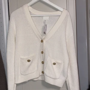 Cardigan / kofta - Helt ny, nypris 300 kr. Vit med guldiga knappar🌸💕