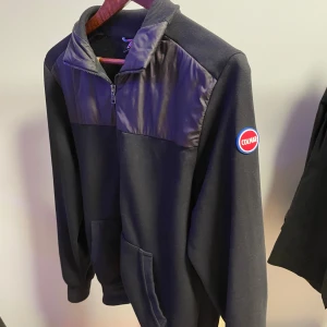 Colmar jacka - Colmar jack/tröja. Använd fåtal gånger, size M.  Skick 9/10. Bara att skiva vid frågor eller funderingar! /grishen