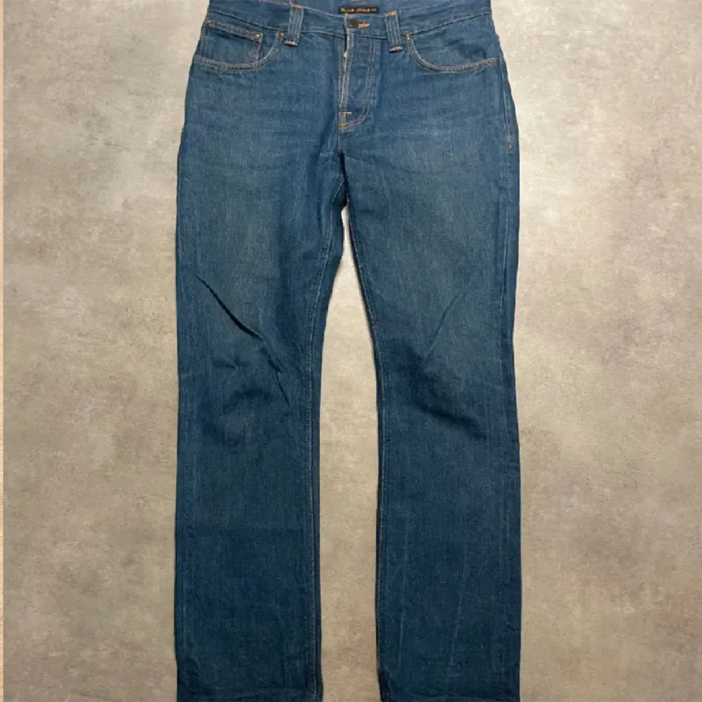 Snygga Nudie jeans i den populära modellen Grim Tim | Skicket är välldigt bra utan defekter | storleken är 33/32. Jeans & Byxor.