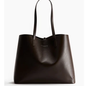 Mörkbrun shoppingväska från H&M - Stilren och rymlig brun väska från H&M som är slutsåld. Den är oanvänd och har prislappar kvar💗