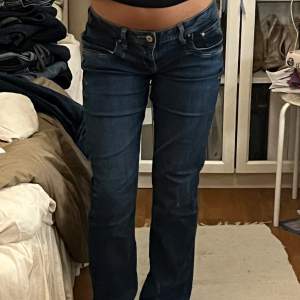 Säljer mina superfina jeans, endast för att jag rensar ut min garderob. Lågmidjade och bootcut, i storlek W28 L32, inga defekter. Sista bilden är lånad, (ville visa hela modellen). Tryck gärna på köp!💗