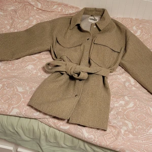 Höstkappa ONLY strlk S - Min dotter säljer sin höstkappa som hon köpte hösten 2023. Hon har alltså använt den en höst så den är i jättefint skick.  Det enda jag kan anmärka på är att hängbandet har gått av på ena sidan. Se bild 3.  Nypris 700 kr Min dotters pris 300 kr