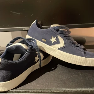 Blåa converse  - Säljer ett par Converse i storlek 42 men passar 41. Köpta i Barcelona, de är knappt använda, 9av10 skick. Skriv gärna för minsta funderingar.