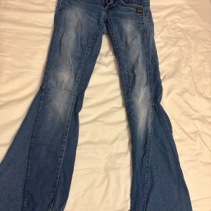 G-star jeans  - W=24 L=32 Jag köpte dem på plick Jeansen är från g-star men är omsydda till flared Du står för frakten själv