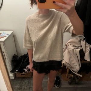 Other stories stickad tröja - Alpacka stickad tröja (använd fåtal gånger) i storlek xs men skulle säga att den passar upp till m beroende på hur du vill att den ska sitta!🥰