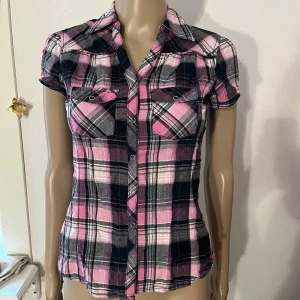 Rosa rutig skjorta - Inget att anmärka på 