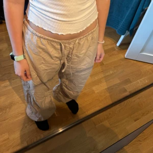 Parachute byxor☺️ - Snygga baggy beige parachute byxor från gina i storlek L men jag är storlek S, finns band så att man kan justera midjan 💕💕