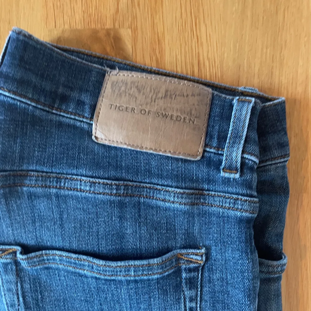 Halloj, säljer nu dessa tiger jeans! Info: Märke: Tiger of Sweden  Modell: Evolve Cond: 9/10 Färg: mörkare blå Storlek: 32/34  Tveka inte på att ställa frågor!  // SS 🔥. Jeans & Byxor.