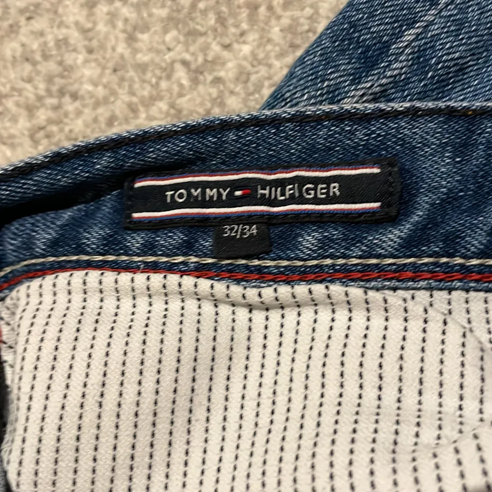 Säljer ett par snygga blå jeans från Tommy Hilfiger i modellen Bleecker Stretch. De har en slim fit passform och är perfekta för både vardag och fest. Jeansen har klassisk design med fem fickor och en bekväm stretch för extra komfort.. Jeans & Byxor.