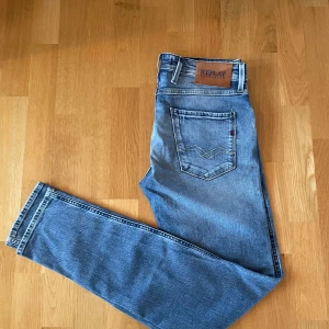 Replay anbass - Halloj, säljer nu dessa Nudie jeans!   Info:  Märke: Nudie  Modell: Grim Tim Cond: 9/10 Färg: blå Storlek: 30  Tveka inte på att ställa frågor!   // SS 😁