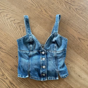 Jeans topp - Jeans topp som tyvärr inte kommer till användning längre! Skriv om ni är intresserade!🫶🏻tryck ej på köp nu innan kontakt 