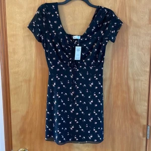 hollister klänning - klänning från hollister med blommönster, nästan oanvänd, storlek s