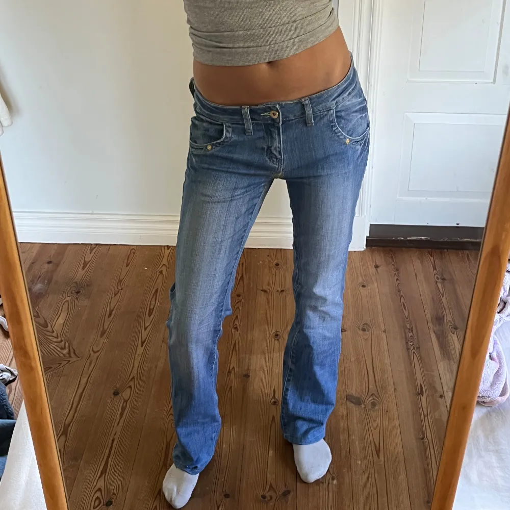 Midjemått( rätt över): 40cm  Inerbenslängd: 80cm   Köp dem via ”KÖP NU” eller Swish  Modellen är 170 cm, inga defekter 💕. Jeans & Byxor.