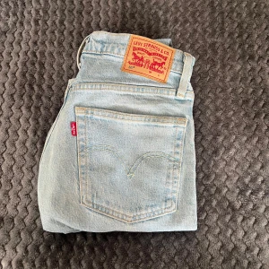 Levi’s 501 - 🩵 Säljer ett par ljus blå Levi’s 501 Jeans, skulle säga mid waist, i storlek W26 L30. Nypris 1 249kr. De är i bra skick men ett litet hål på vänstra framsida ben, men det passar jeansen och ser ut som att det ska vara så!😍Syns knappt något!!  
