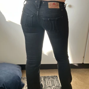 Lågmidjade jeans 💕 - Fina lågmidjade jeans från Fornarina i modell lula 💕 W27 L34 (kan bli budgivning) men skriver isåfall här i beskrivningen!  