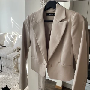 Beige/krämvit kavaj - Kavaj från gina tricot i st. XS oanvänd