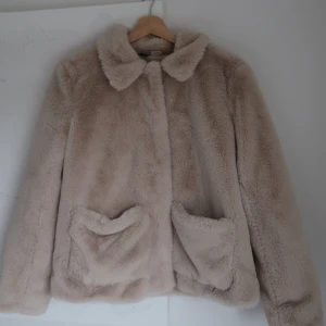 Teddy / päls jacka - Så söt, sitter oversized på mig som brukar ha xs/s💗