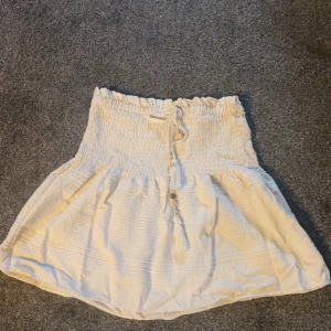 Zara kjol - Jätte fin! Använd Max 2 gånger❤️köpte för 400kr