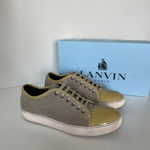 Lanvin skor  - Säljer ett par lanvins som är i ett bra skick! Skorna är i UK 9! Bara skorna medkommer vid köp!  Hör gärna av dig om du har frågor!