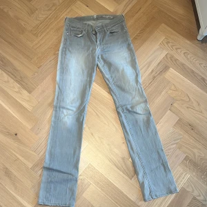 Ljusgrå jeans lågmidjade  - Ljusgråa jeans som är köpta från Plick  Säljer för jag inte använde dem mer 