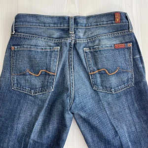 Lågmidjade jeans  - SÅ snygga lågmidjade utsvängda jeans från 00-talets märke 7 For All Mankind. Strl 28.  Midjemått: 40 cm rakt över  Innerbenslängd; 80 cm Jag är 165