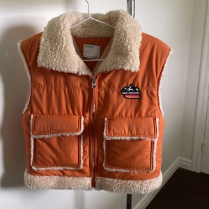 Bershka väst  - Fin Bershka väst i orange som är jättevarm och mysig