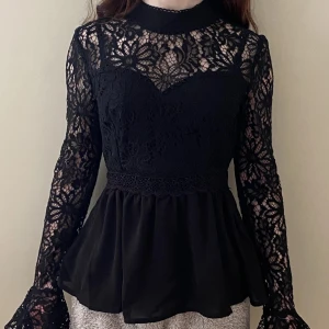 Unik topp - Saknar en knapp bak, men fungerade dragkedja. Vacker och unik topp.