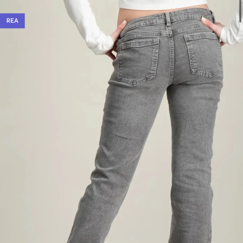 Säljer dessa grå jeans i storlek 158,  Jeansen är flare och har en knapp där framme men inga där bak.  Köpte dom för ett halv år sen och har inte använt dom en enda gång så dom är i helt nytt skick.. Jeans & Byxor.