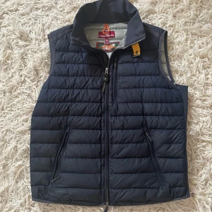 Patajumper väst - Fet marinblå parajumpers väst i riktigt bra skick. Nypris 4000 mitt pris 1399