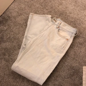 Weekday jeans - SPACE AVSLAPPNADE RAKA JEANS ifrån weekday, knappen överst är lös men då säkert att fixa, annars i bra skick   Skriv vid funderingar💞 