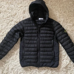 Stone island dunjacka - Fet Stone island dunjacka. Tunn men även varm. Använd lite under vintern men är i nyskick. Nypris 8000kr mitt pris 2499🙌