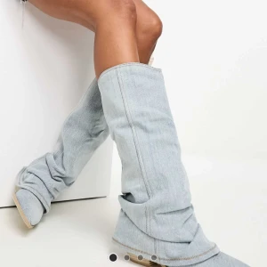Jeansboots - Otroligt coola jeansboots som är slutsålda. Inte hög klack och väldigt bekväma. Som man ser på sista bilden är de ganska smutsiga, därav priset.  Nypris 1139kr. 