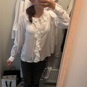 Vit blus -  En vit blus från zara i storlek xs 