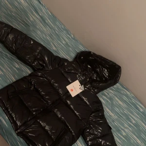 annledningen varför jag vill sälja den för den är liten  - moncler maya helt ny o använd med papper och påse och allt.