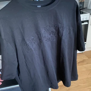 Enkel T-shirt  - T-shirt med tryck, aldrig använd 🪵 