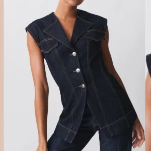 Ginatricot jeans topp/väst - Så snygg Shaped denim vest från Ginatricot i storlek M 💖. Helt ny med prislappen kvar. Liten i storleken så skulle säga att den passar en S också. Skriv om du undrar något 😊 .