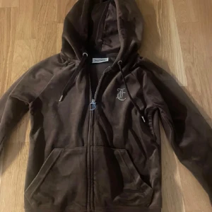 Brun juicy tröja i storlek xxs ’ - Säljer denna superfina juice tröja i storlek xxs <3 Som oanvänd ! Glitter text på ryggen 🥂🥂💗