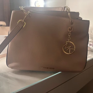 Ny skick Michael kors väska  - Ny väska från Michael kors i väldigt fin i mjuk rosa. Storlek: längd 30 cm, hög  21 cm, har två handtag samt rem! 