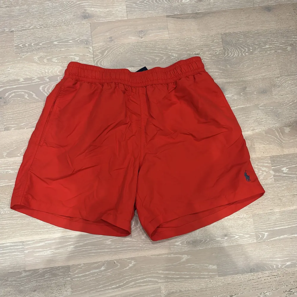 Storlek M, badbyxor, röd, Ralph lauren, kortare byx längd. Shorts.