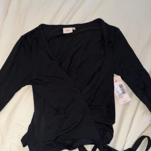 NY, Tie Wrap Soft Top från nelly - helt ny, snygg, skön, endast provad, svart. nypris 300kr