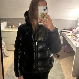 Glansig colmar jacka - Säljer denna as snygga vinterjacka då  jag vill ha en annan jacka. Den är superfin och är i fint skick skriv om du vill ha fler bilder. Pris kan diskuteras 💕
