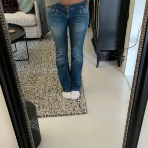 Lågmidjade jeans från lee  - Jätte fina trendiga bootcut jeans ❣️Storlek:38/M/10   Fint skick😇 inte mina bilder, bilder från tidigare säljare. Säljer för dom var lite för stora för mig❣️ hör av dig vid frågor! 