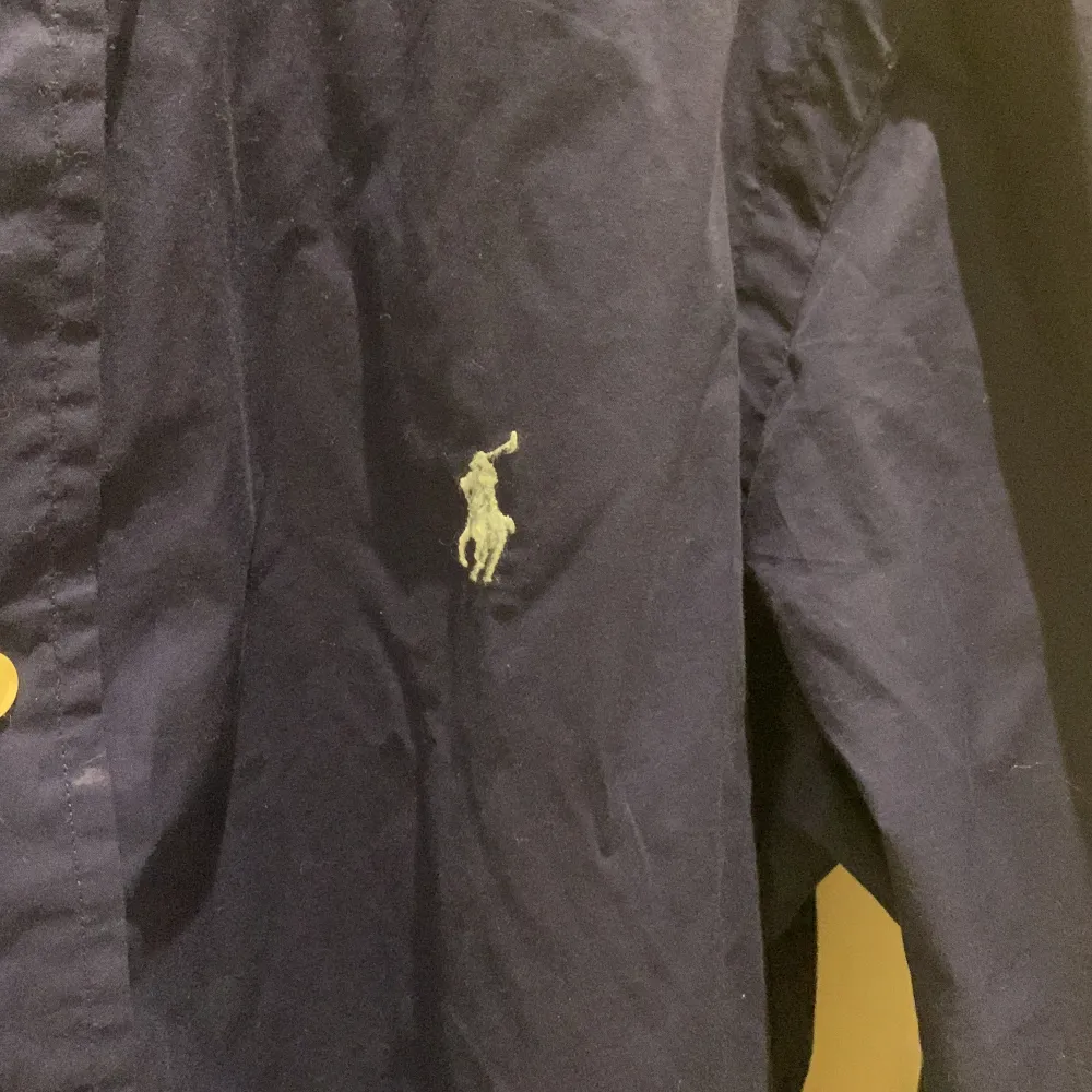 Tjena! Sälja nu en ralph lauren skjorta då jag inte använder den skick 9/10. Priset är fast.. Skjortor.