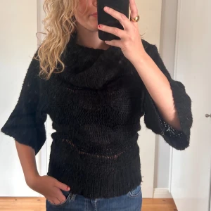 Svart stickad tröja från Vero Moda - Säljer en snygg svart stickad tröja från Vero Moda. Den har lite lös passform med trekvartsärmar och en mysig polokrage. Perfekt för höst och vinter och tröjan är i bra skick❄️🖤🌬️
