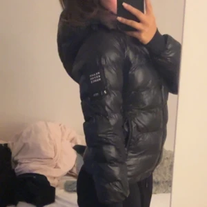 Vinterjacka - Använd fåtalsgånger. Inga defekter. Passar för hösten och för vintern. Str XS men passar också S.  Nypris: 1000. Mitt pris: 700  PRISET GÅR ATT DISKUTERA!