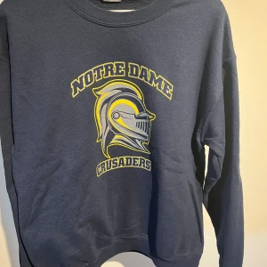 Vintage NotreDame crusaders collegetröja  - Vintage usa college sweatshirt mörkblå i storlek medium NotreDame crusaders college team. Måtten längd 65cm bred 54cm