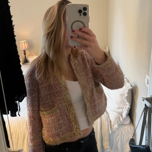 Glitter kofta  - Glitterkofta från zara! Storlek M, perfekt för ett festligare tillfälle. Endast använd 1 gång, på Coldplay konsert💞💞💞kan både användas som kofta eller en tunnare jacka 