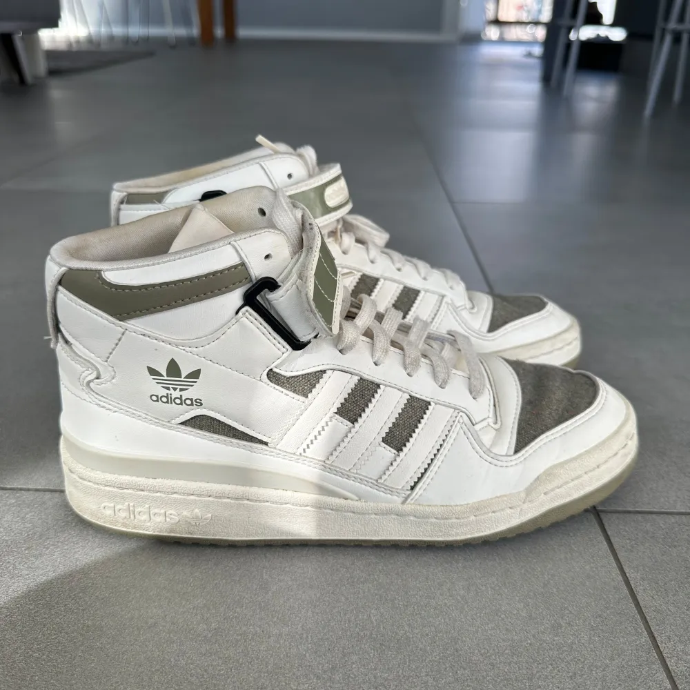 Adidas forum mod i färgen off white orbit green. Använda sparsamt. . Skor.